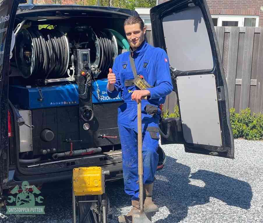 Een tevreden monteur met opgestoken duim naast de bestelbus, slim ingrijpen bespaart kosten bij een verstopte afvoer in Putten