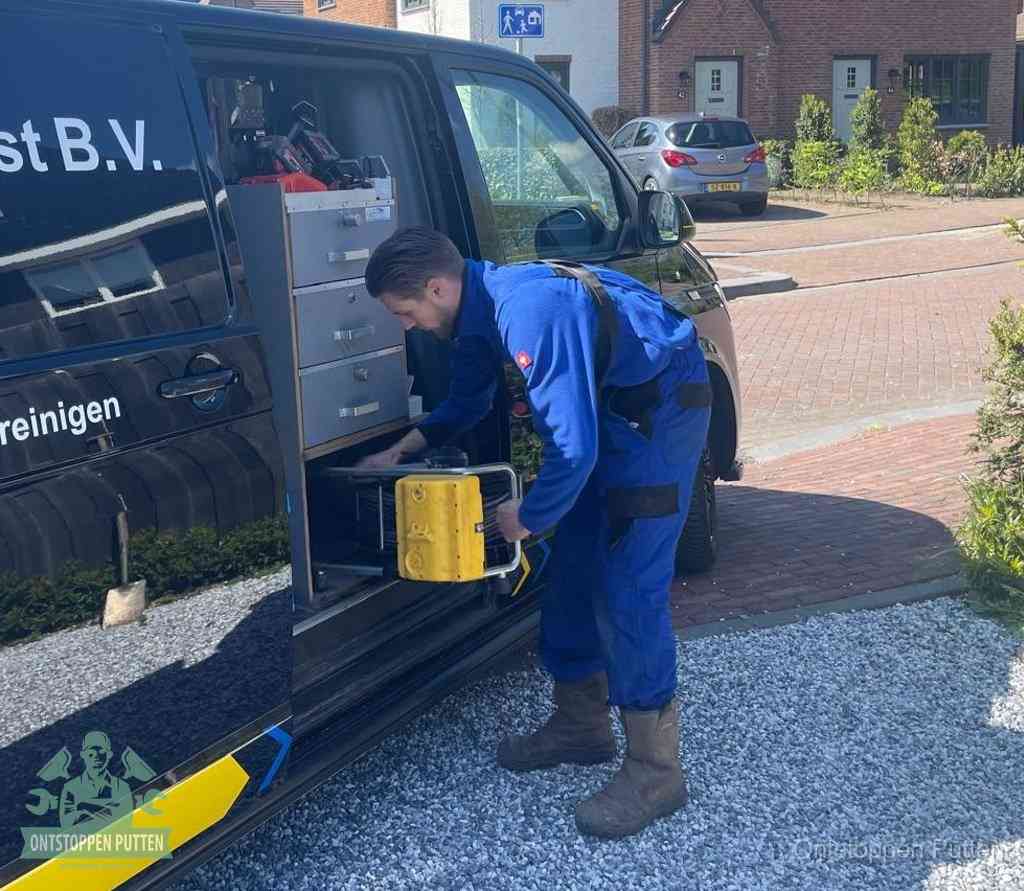 Monteur pakt gereedschap uit de bus, bespaartips voor riool ontstoppen in Putten