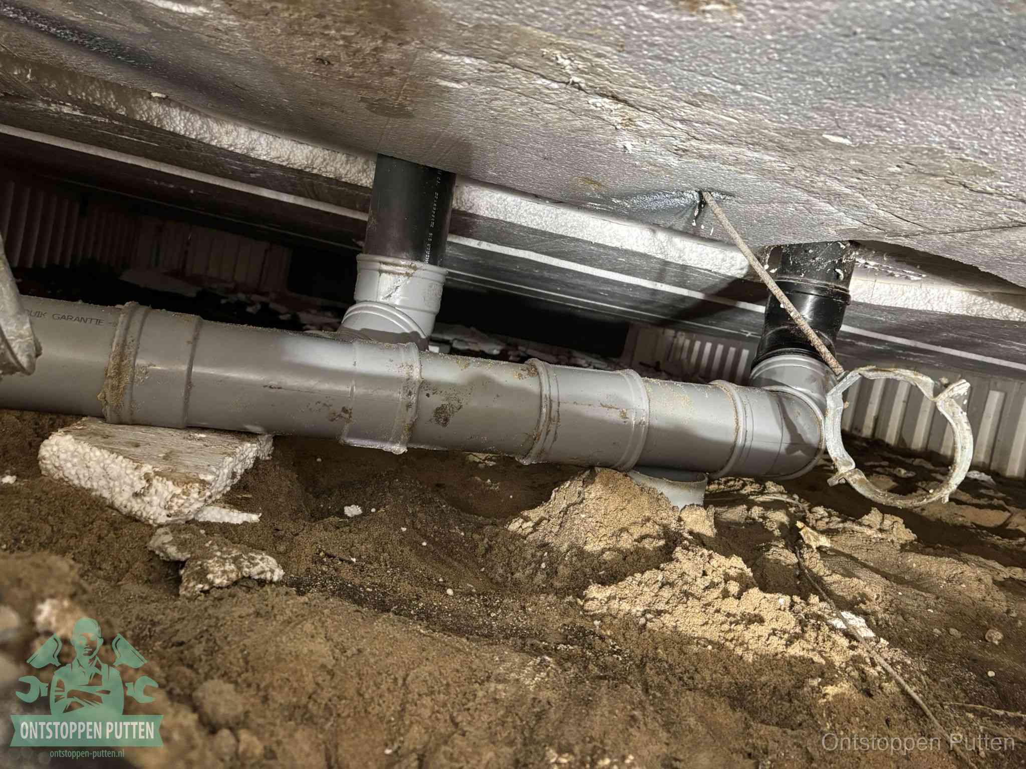 PVC-buizen in de kruipruimte van een gemengd of gescheiden rioolstelsel in Putten