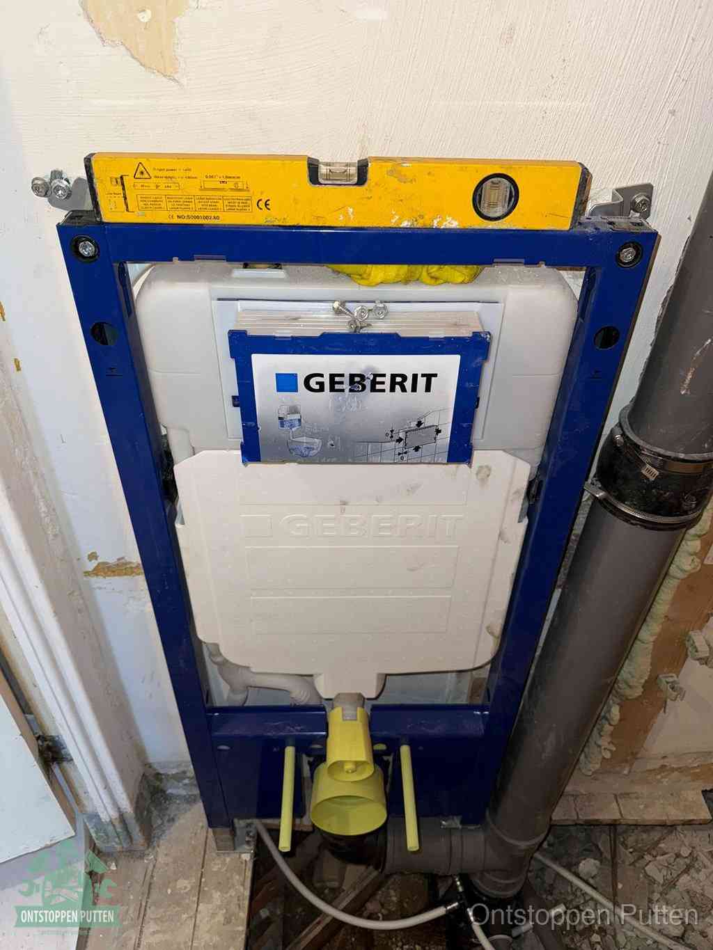 Een Geberit inbouwreservoir met frame voor een hangtoilet tegen de wand, met de afvoerbocht naar de vloer, kenmerkend voor een verstopt hangtoilet in Putten