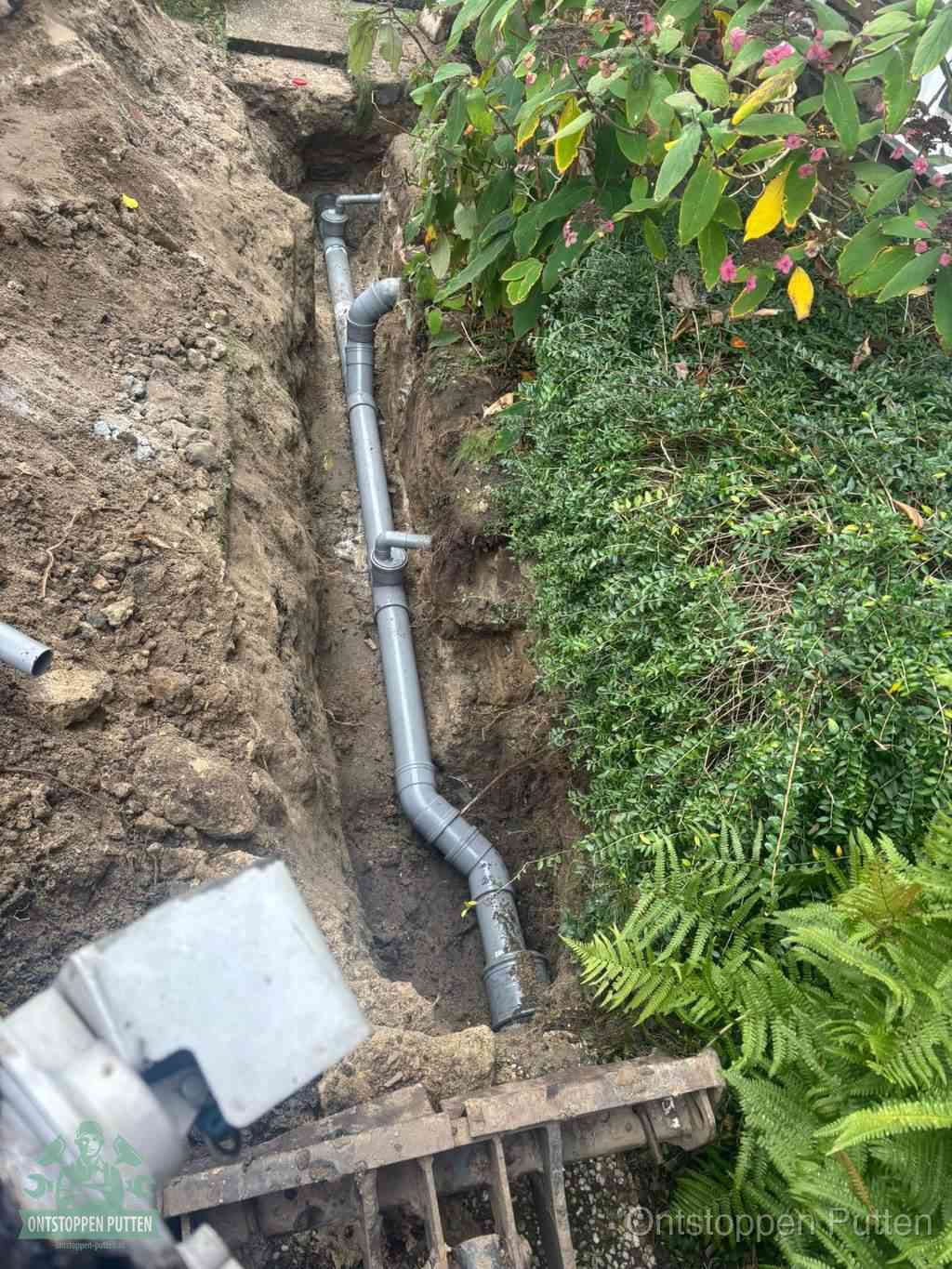 Open sleuf met nieuwe PVC-buizen, riool repareren en vervangen in Putten