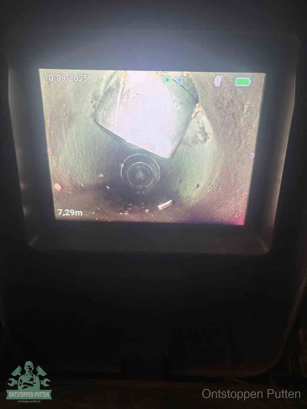 Camerabeeld van een verzakte rioolbuis diep onder de grond, een rioolverzakking in Putten