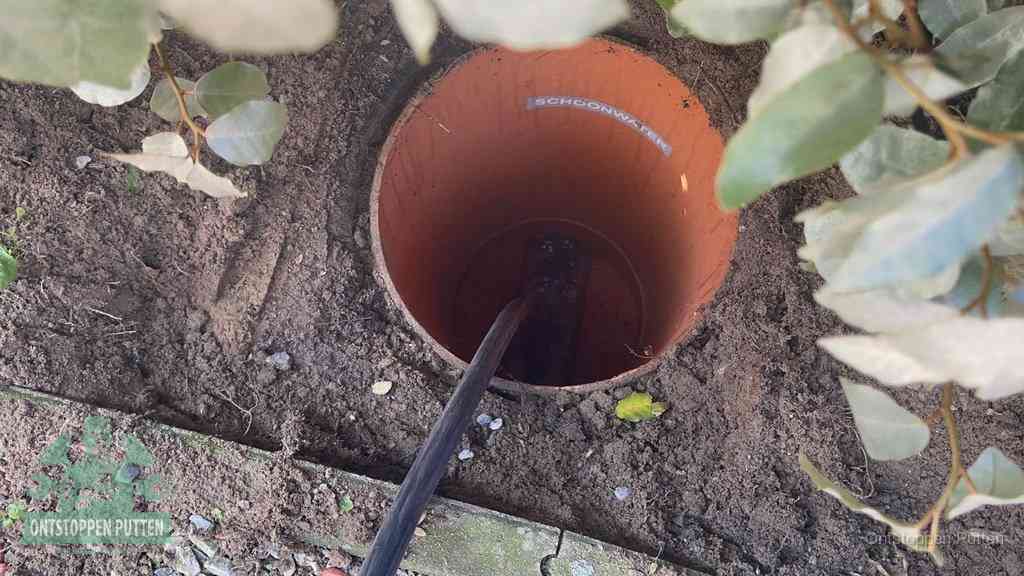 Open inspectieput in de tuin waar een veer rioolvliegjes en stankoverlast aanpakt in Putten