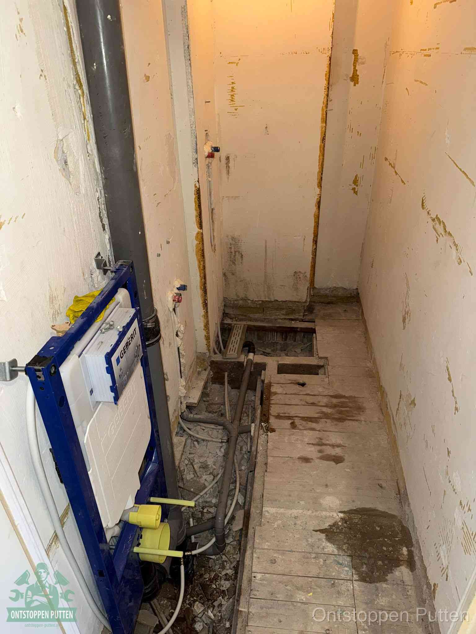 Een opgebroken toiletruimte tijdens renovatie met een Geberit inbouwreservoir en blootliggende oude afvoerleidingen, typisch voor oudere woningen in Putten